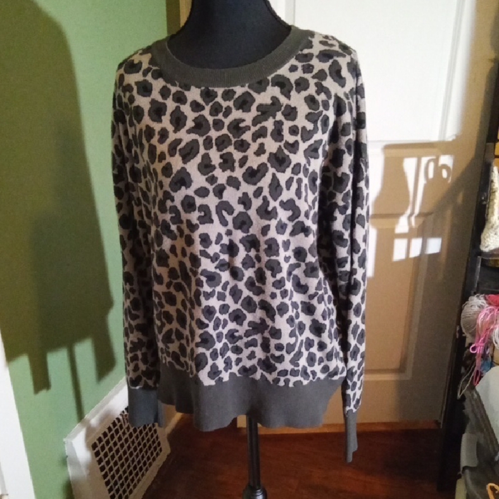 Isaac Mizrahi Leopard Print Sweater - Gray and Black. Sz L
